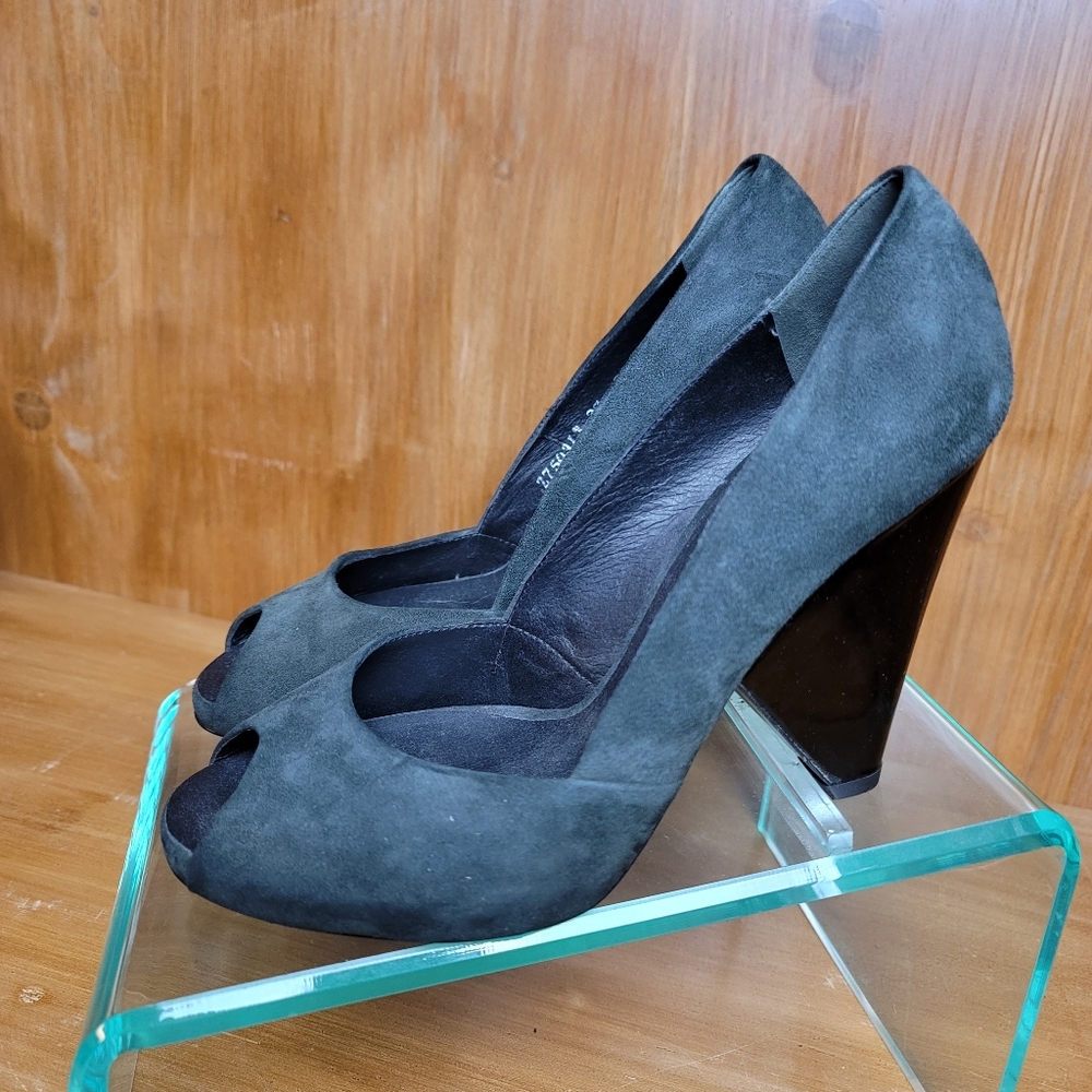 Tapeet Vicini luxury Italian suede and patent leather open toe